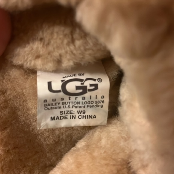 Ugg boot with button side - Picture 4 of 4
